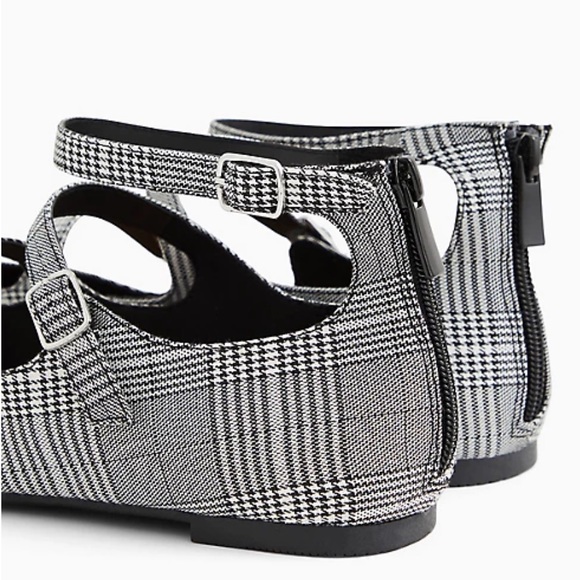 💕SOLD💕 Torrid BLACK PLAID TRIPLE STRAP POINTED TOE FLAT size 8 - Picture 3 of 4